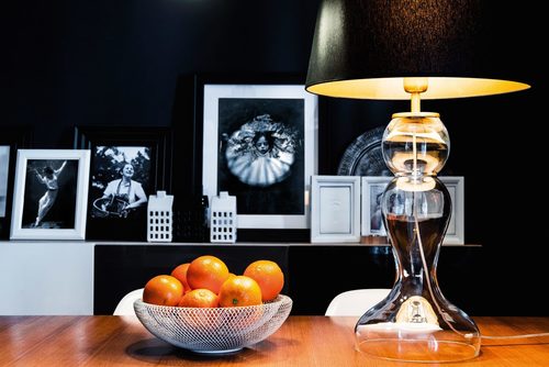 Skontrolujte Vysoká stolná lampa Flores Transparent E27 60W čierna / strieborná matná