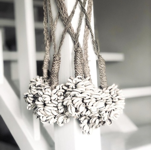 Skontrolujte Dekoračný strapec z mušlí kauri Door Shell Cowrie Tassel, prírodný, 60 cm