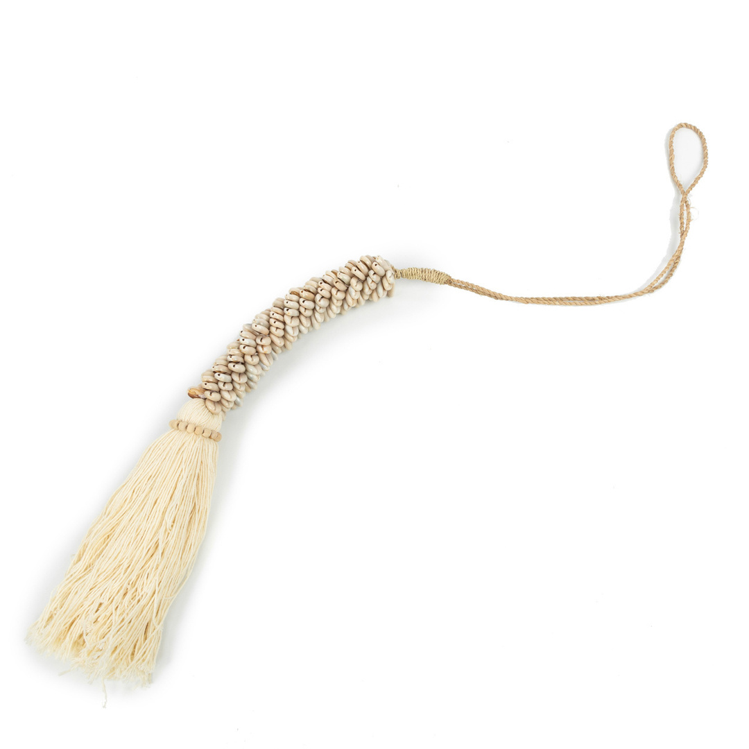 A Cowrie & Cotton Tassel - natúr