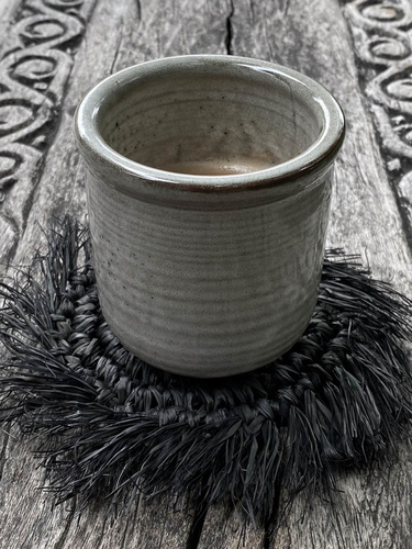 Skontrolujte Podložka pod pohár Bazar Bizar Fringe Raffia so strapcami, čierna 16 cm