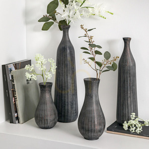 Váza na fľaše Gallery Direct Enya Antique Grey hliník 45 cm small 1