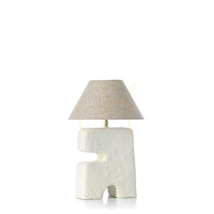 Biela stolová lampa Bazar Bizar L’Objet M z papier-mâché small 2