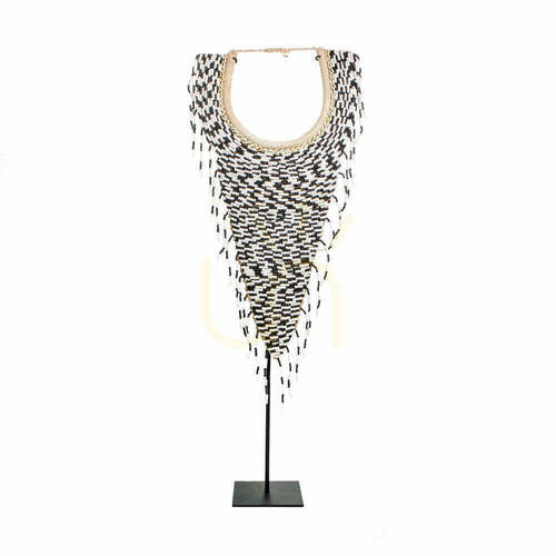 Skontrolujte Dekoračný náhrdelník z korálikov čierny biely na stojane 71 cm Stand Decoration