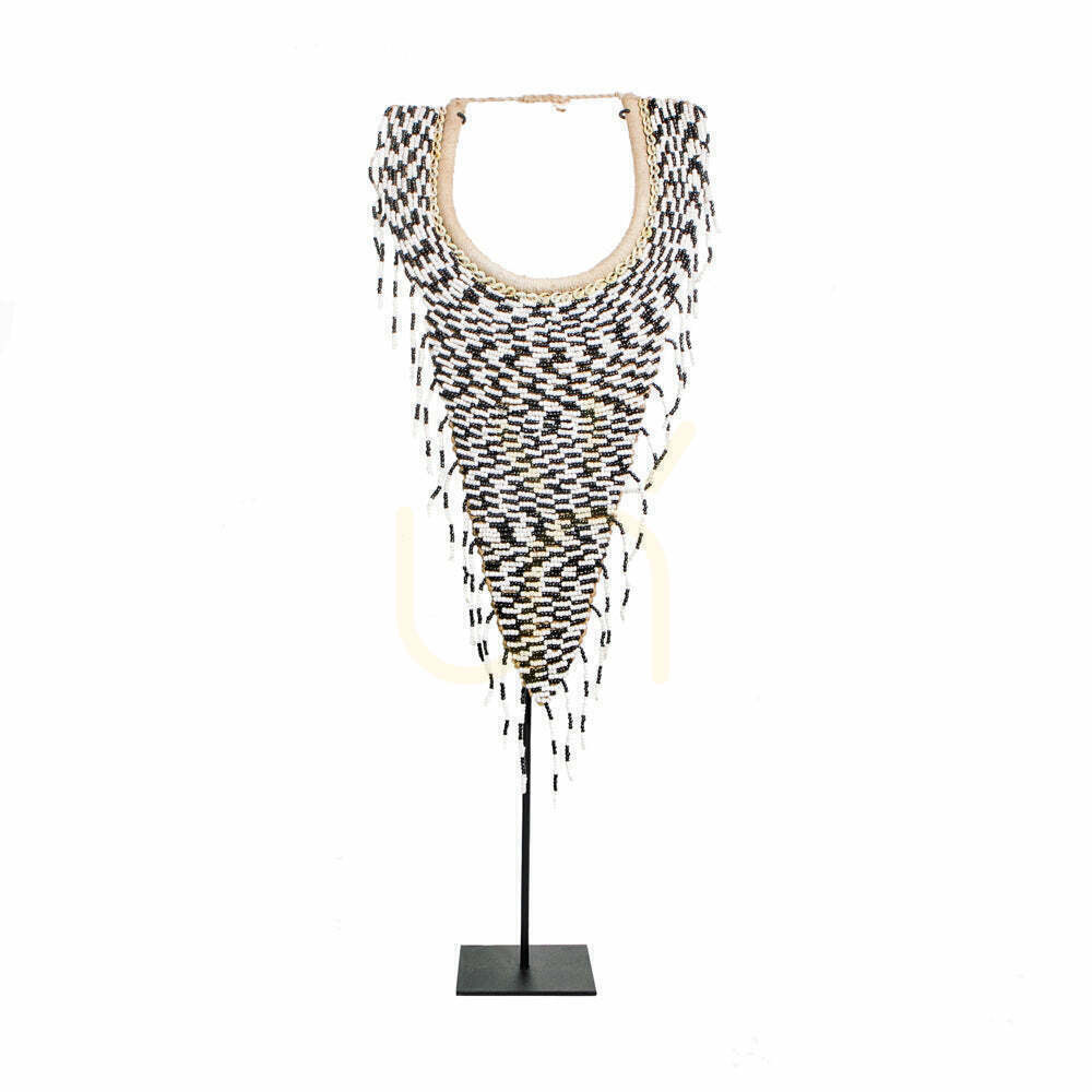 Skontrolujte Dekoračný náhrdelník z korálikov čierny biely na stojane 71 cm Stand Decoration Dekoračný náhrdelník z korálikov čierny biely na stojane 71 cm Stand Decoration
