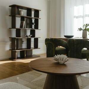 ROOM II – vysoká knižnica so zaoblenými tvarmi, v prevedení Villa Walnut Nova Nook small 1