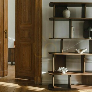 ROOM II – vysoká knižnica so zaoblenými tvarmi, v prevedení Villa Walnut Nova Nook small 5