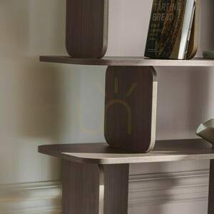 ROOM II – vysoká knižnica so zaoblenými tvarmi, v prevedení Villa Walnut Nova Nook small 7