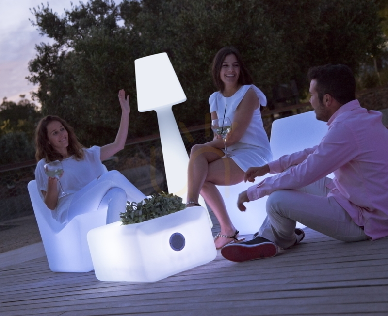 vyhliadka TARIDA SIT 3159 Biela záhradná stolička s 1 LED svietidlom TARIDA SIT 3159 Biela záhradná stolička s 1 LED svietidlom