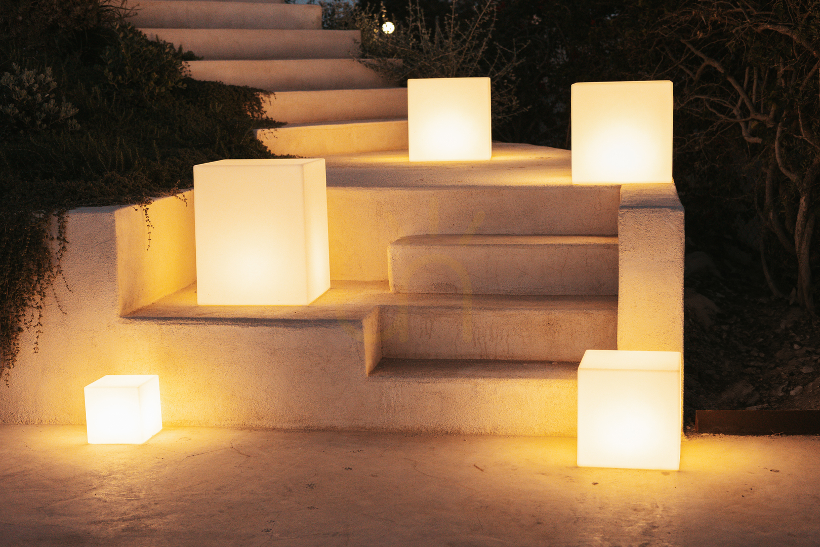 Skontrolujte CUBY 3186 Biely záhradný stôl, 1xLED CUBY 3186 Biely záhradný stôl, 1xLED