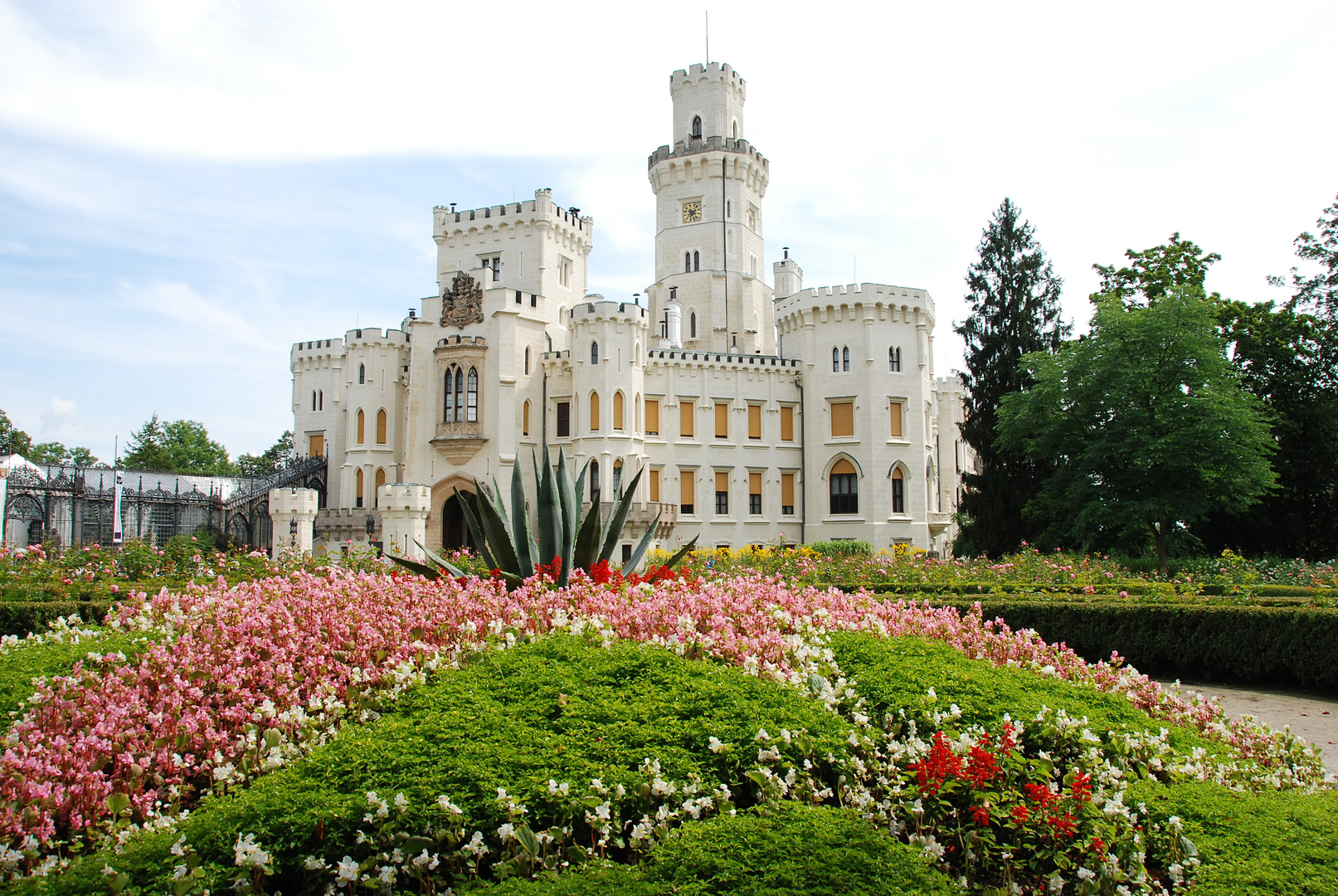 Hluboká nad Vltavou - najkrajší palác Českej republiky, fototapeta do obývačky, biela, kvety, zeleň