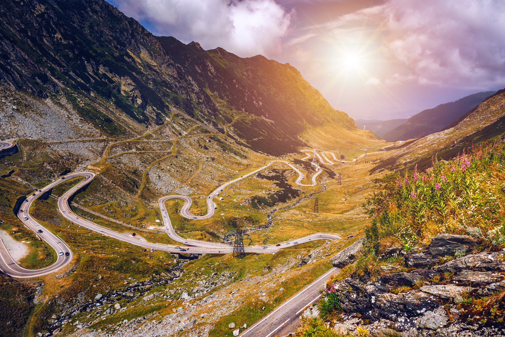 Fototapeta Transfagarasan road, Rumunsko, veľkolepá cesta v horách, leto, slnečné lúče